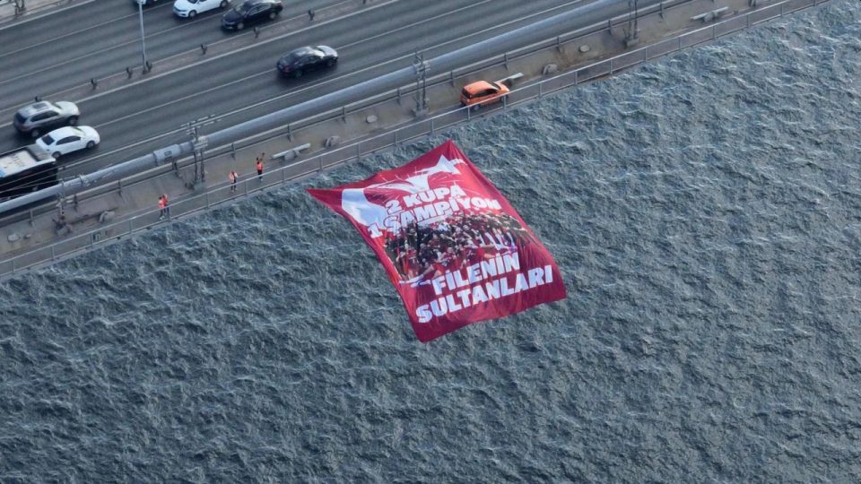 “2 Kupa 1 Şampiyon” yazılı bayrak Boğaz’daki köprülere asıldı