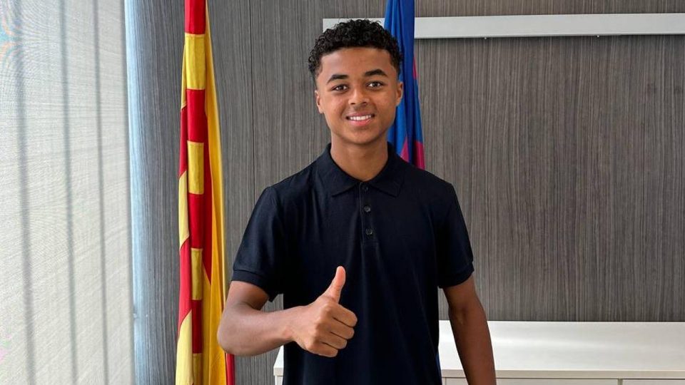 Barcelona Kluivert’ın 16 yaşındaki oğlu ile profesyonel sözleşme imzaladı