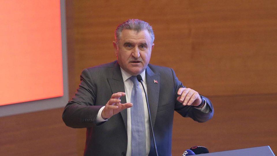 Bakan Bak: Türk sporuna hizmet eden kahramanlarsınız