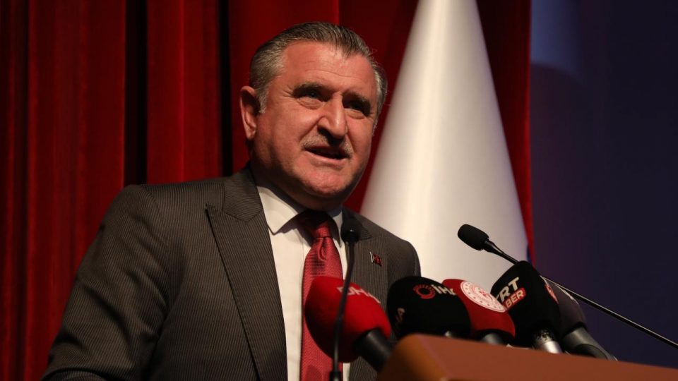 Bakan Bak Şahinbey Belediyespor’u tebrik etti