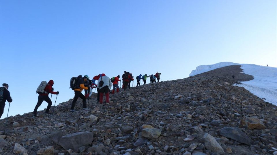 Ağrı Dağı’na yılda yaklaşık 10 bin dağcı tırmanıyor