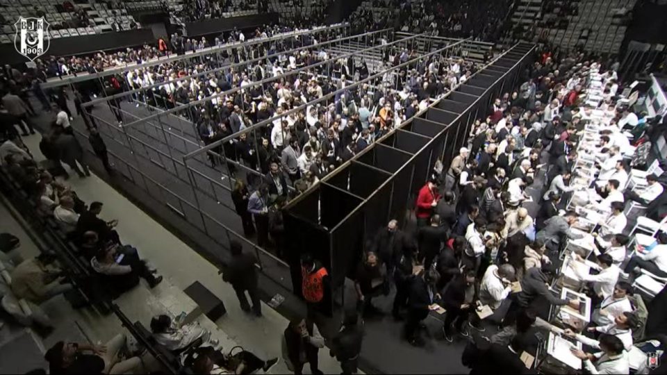 Beşiktaş Kulübü Olağanüstü Seçimli Genel Kurulu’nda organizasyon sıkıntıları yaşanıyor