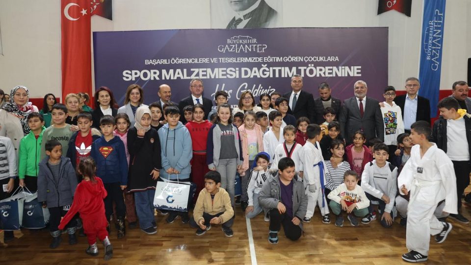 Gaziantep Büyükşehir Belediyesi 2 bin 400 sporcuya malzeme seti dağıttı