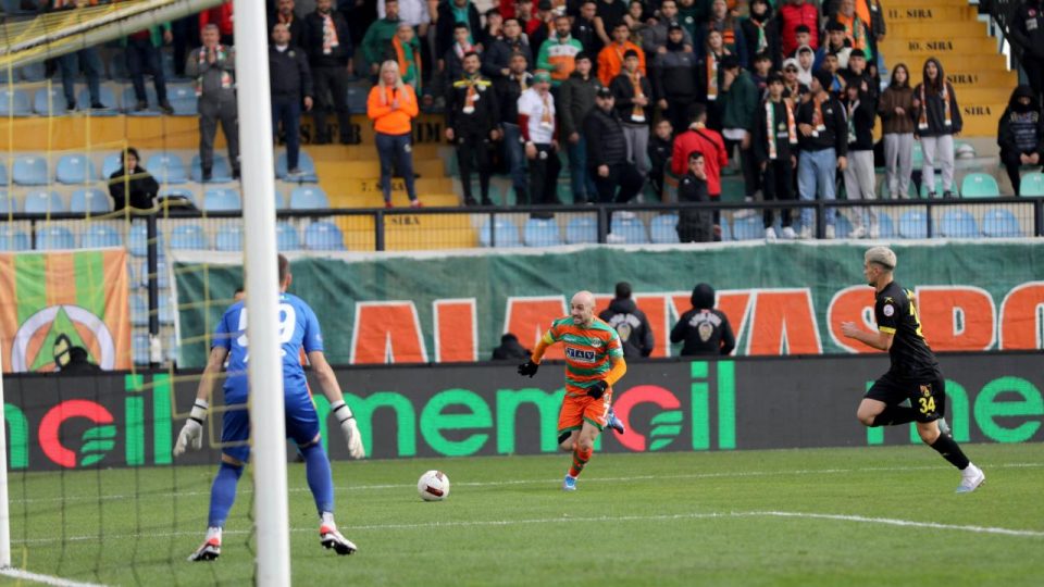 İstanbulspor Alanyaspor’u ağırlıyor