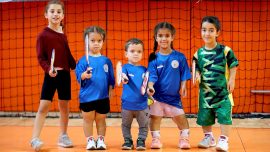 Para badmintoncu sporcular raketlerini milli forma için sallıyor