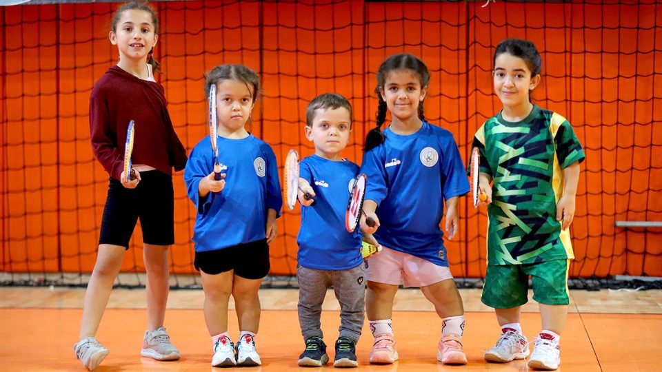 Para badmintoncu sporcular raketlerini milli forma için sallıyor