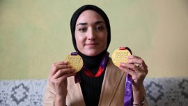 Atletizmin “yalın ayak şampiyonu” köyündeki kızları yarışlara hazırlıyor
